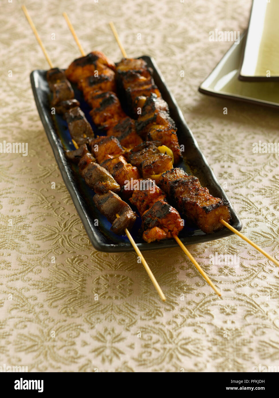 Modeum sanjeok assortiti barbecue spiedini di carne di maiale, carne di manzo e di pollo, tradizionalmente Coreano Foto Stock
