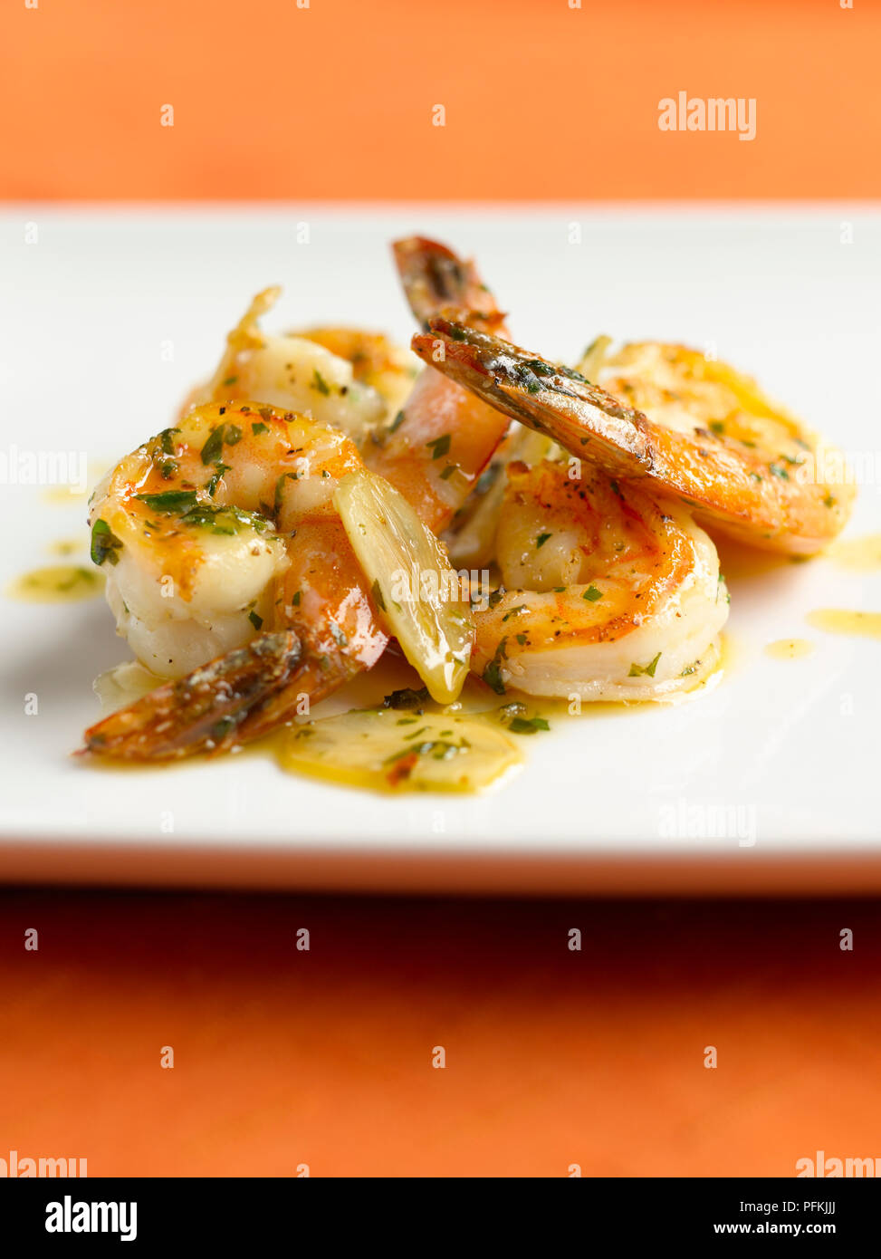Gambas al ajillo, gamberetti conditi con olio d'oliva, aglio e prezzemolo Foto Stock