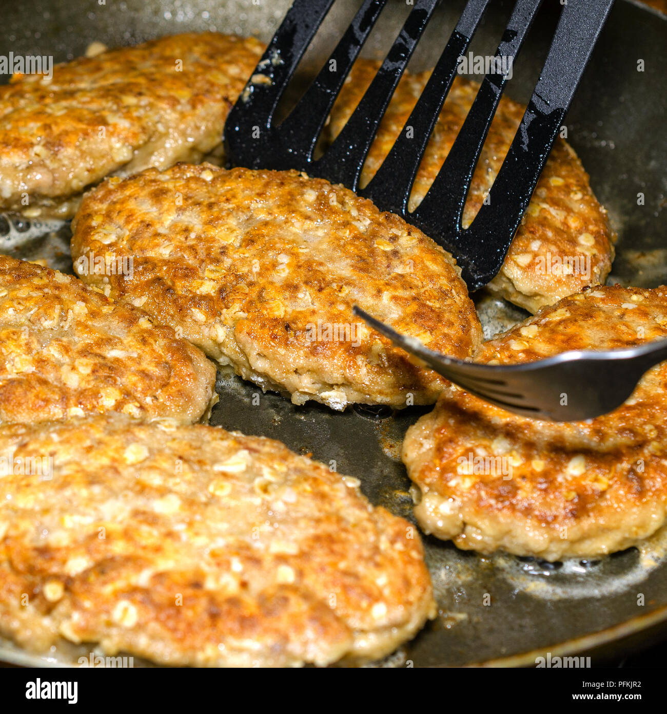 Deliziosi piatti fatti in casa succose bistecche sono cotte in padella. In gorgogliamento di olio. Messa a fuoco selettiva. Per instagram formato. Square. Close-up. Foto Stock