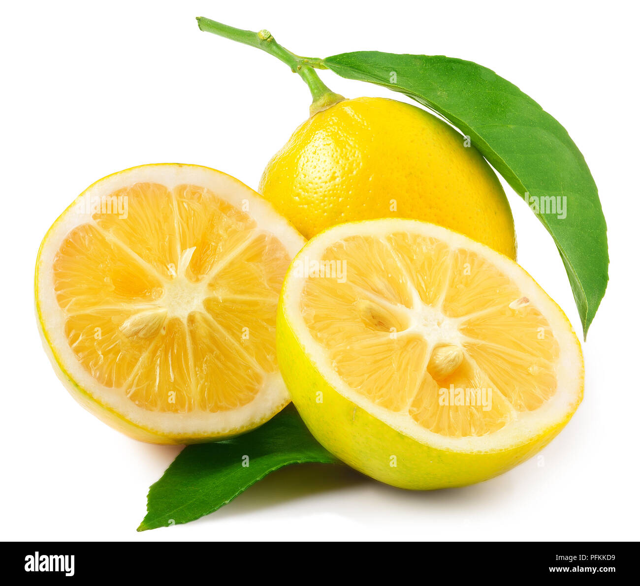 Limone fresco isolato su sfondo bianco.la frutta tropicale feijoa Acca sellowiana isolati su sfondo bianco. Foto Stock
