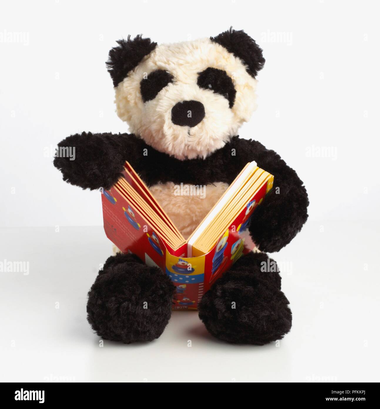 Peluche orso panda la lettura di un libro Foto Stock