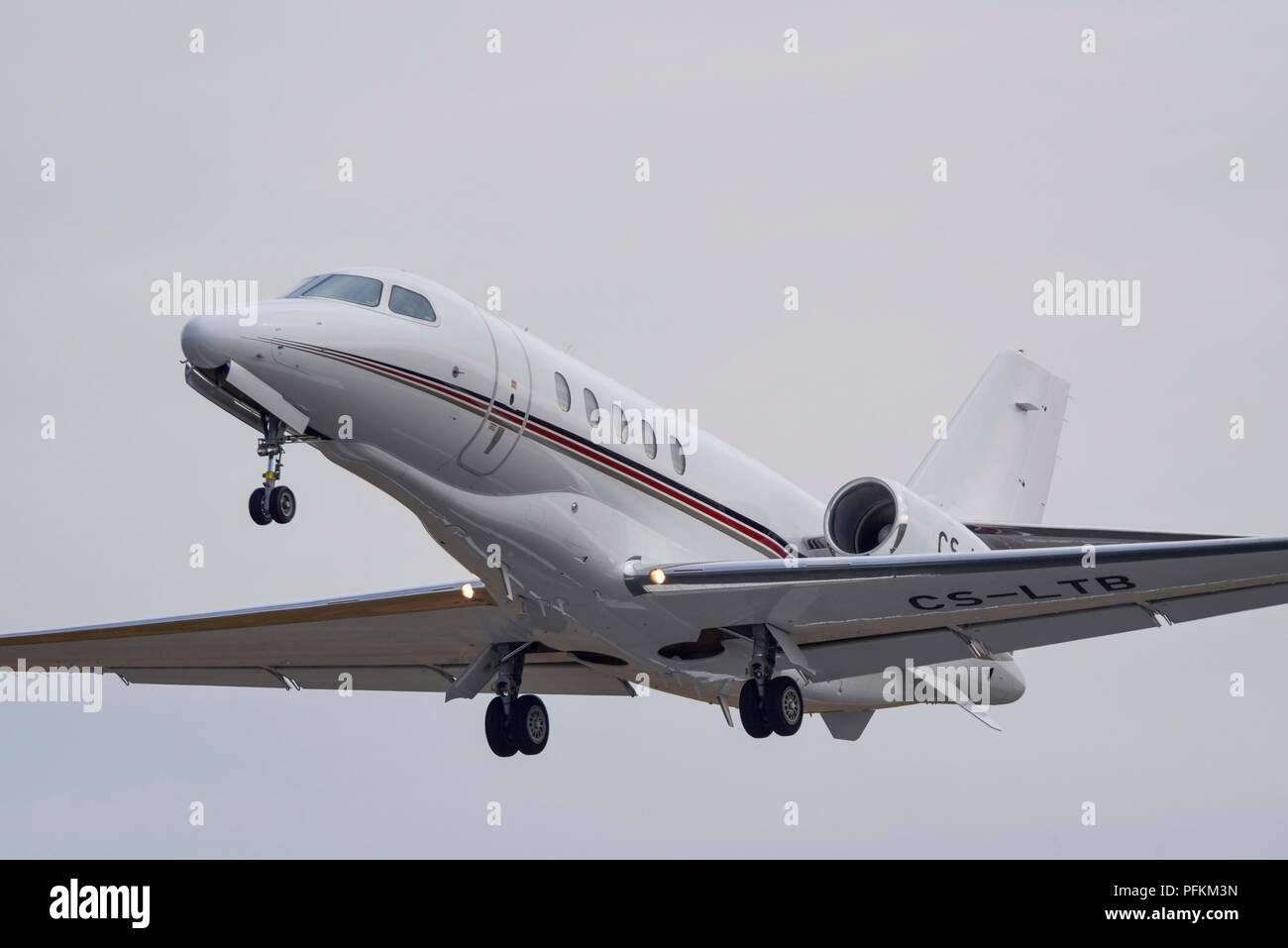 Cessna 680A Citation Latitude CS-LTB di NETJETS Europe. Un aereo business jet decolla da Farnborough. Aerei aziendali a reazione in volo. Volo Bizjet Foto Stock