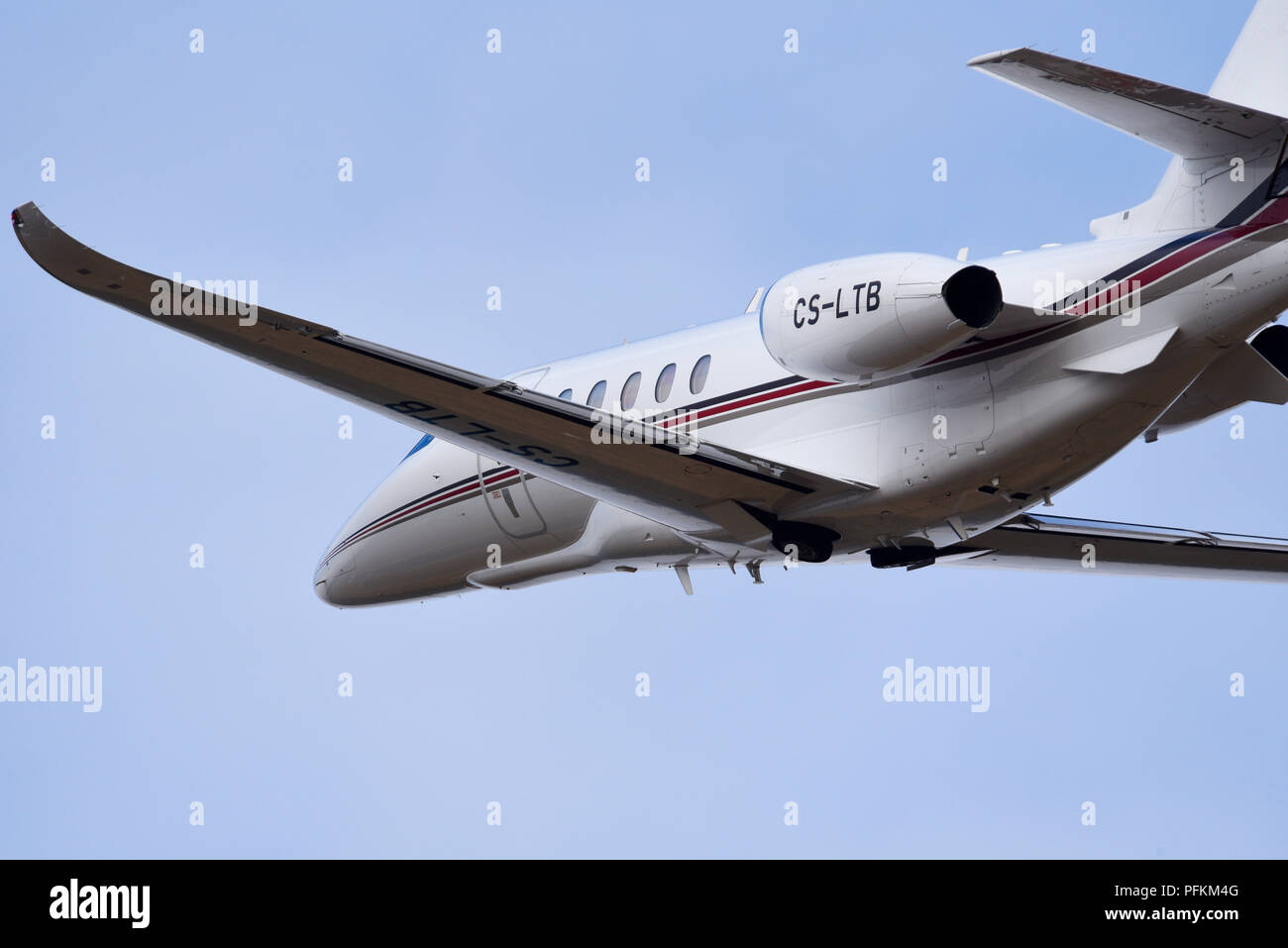 Cessna 680A Citation Latitude CS-LTB di NETJETS Europe. Un aereo business jet decolla da Farnborough. Aerei aziendali a reazione in volo. Volo Bizjet Foto Stock