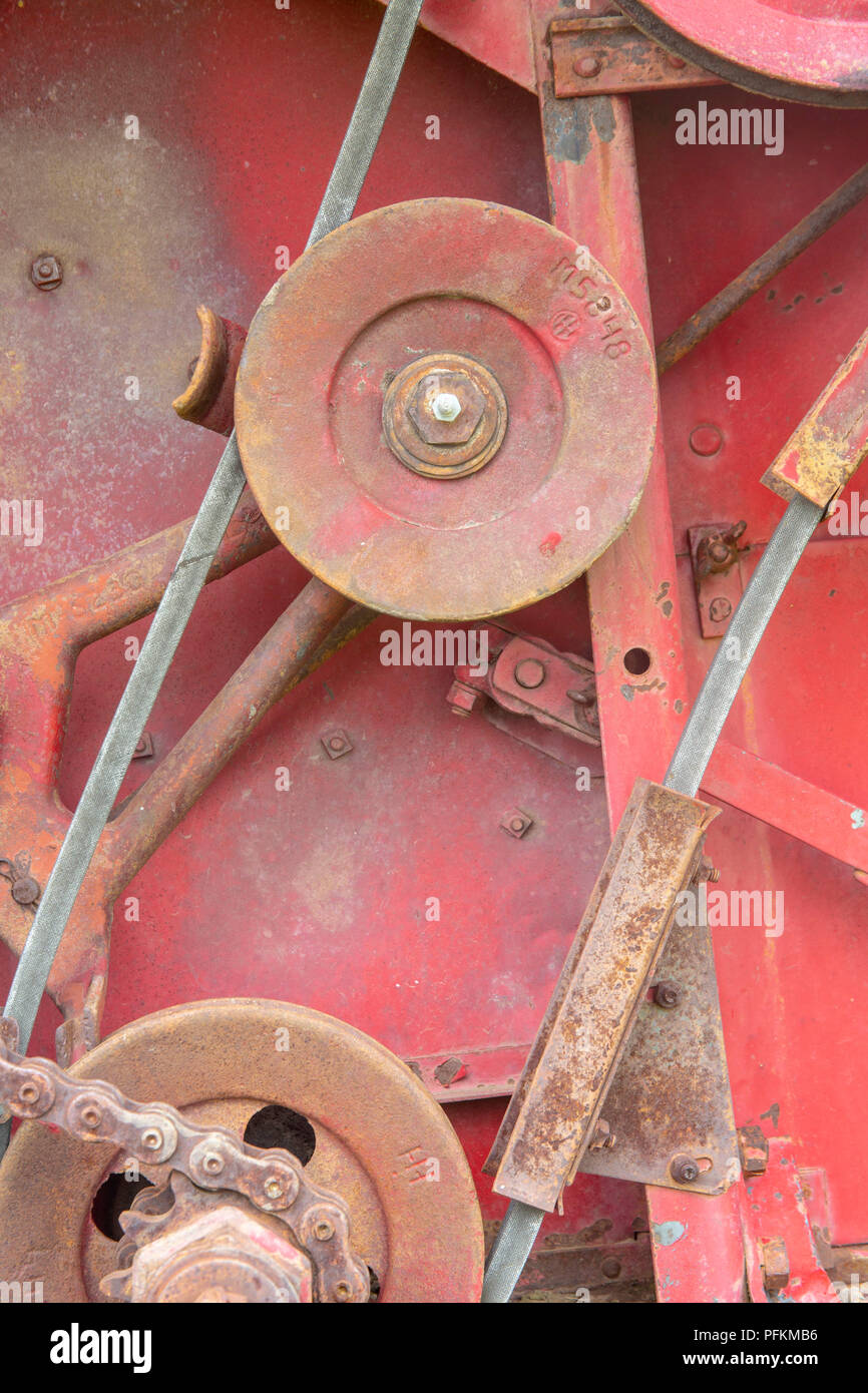Ingranaggi e cinghia di trasmissione di un vecchio trattore Foto Stock