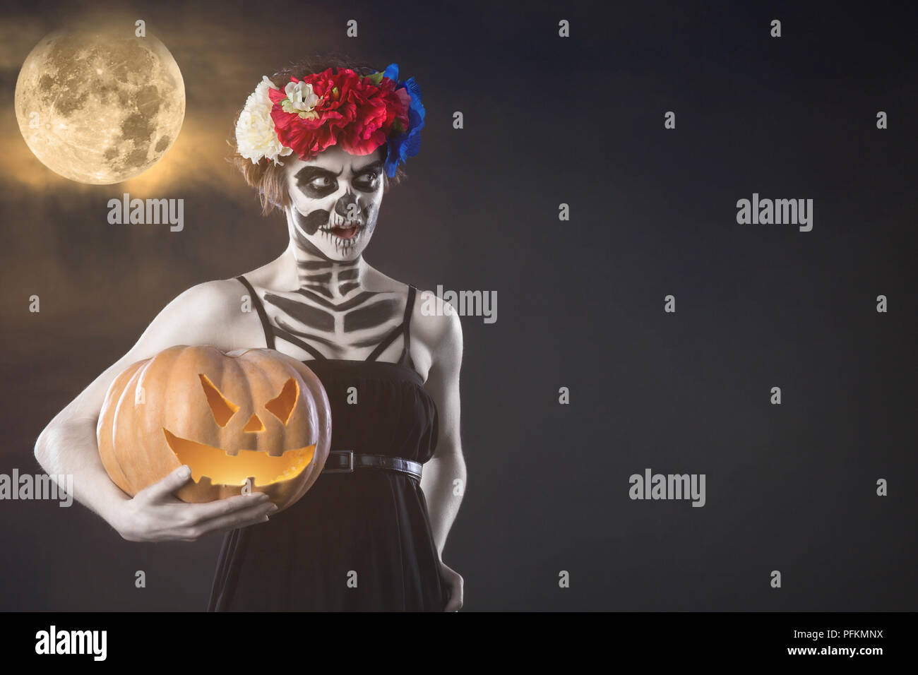 Donna mostro. Creative dark make-up, idea concettuale per la festa di  Halloween. Lugubre incubo si trasformi in un vampiro nero, volume corpo  picchi di arte pittorica. Pr Foto stock - Alamy