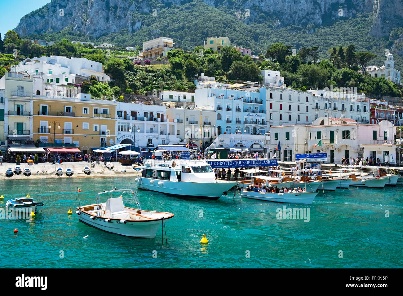 Giorno del turista viaggio barche nel porto di Marina Grande sull'isola di Capri, Italia Foto Stock