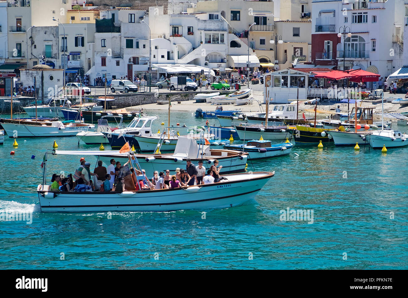 Giorno del turista viaggio barche nel porto di Marina Grande sull'isola di Capri, Italia Foto Stock