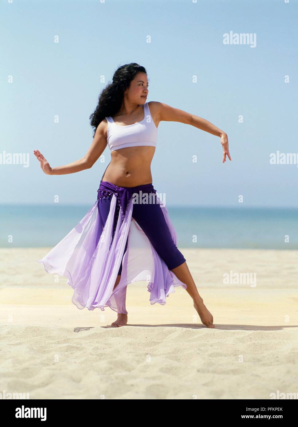 Donna danza del ventre sulla spiaggia Foto Stock
