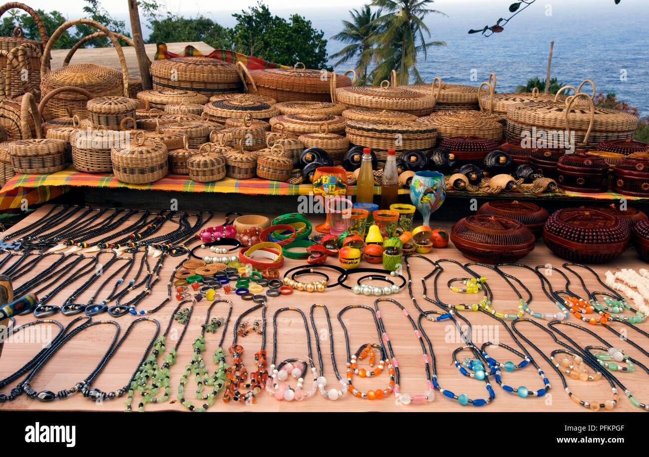 Dominica, souvenir stesa in stallo, comprese le collane e cesti di vimini Foto Stock