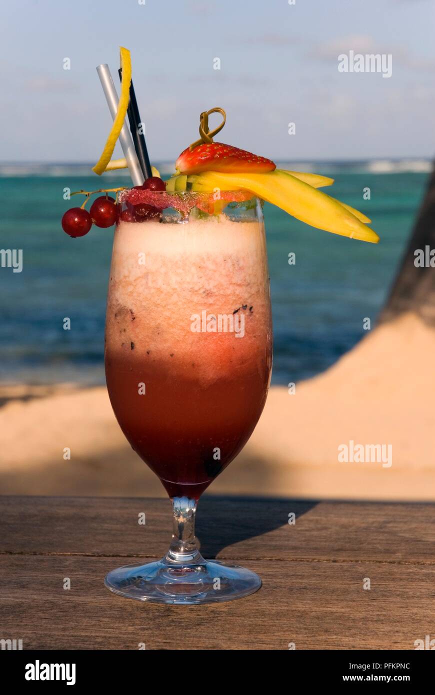 St Barthelemy, cocktail sul tavolo con il mare in background Foto Stock