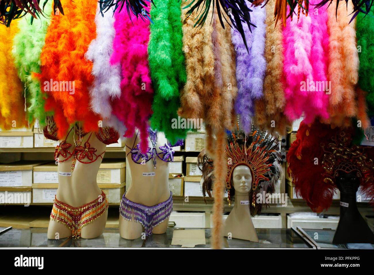 Il Brasile, Carnevale, Rio de Janeiro, costumi di carnevale, copricapo e colorata feather boas sul display a Casa Turuma Foto Stock