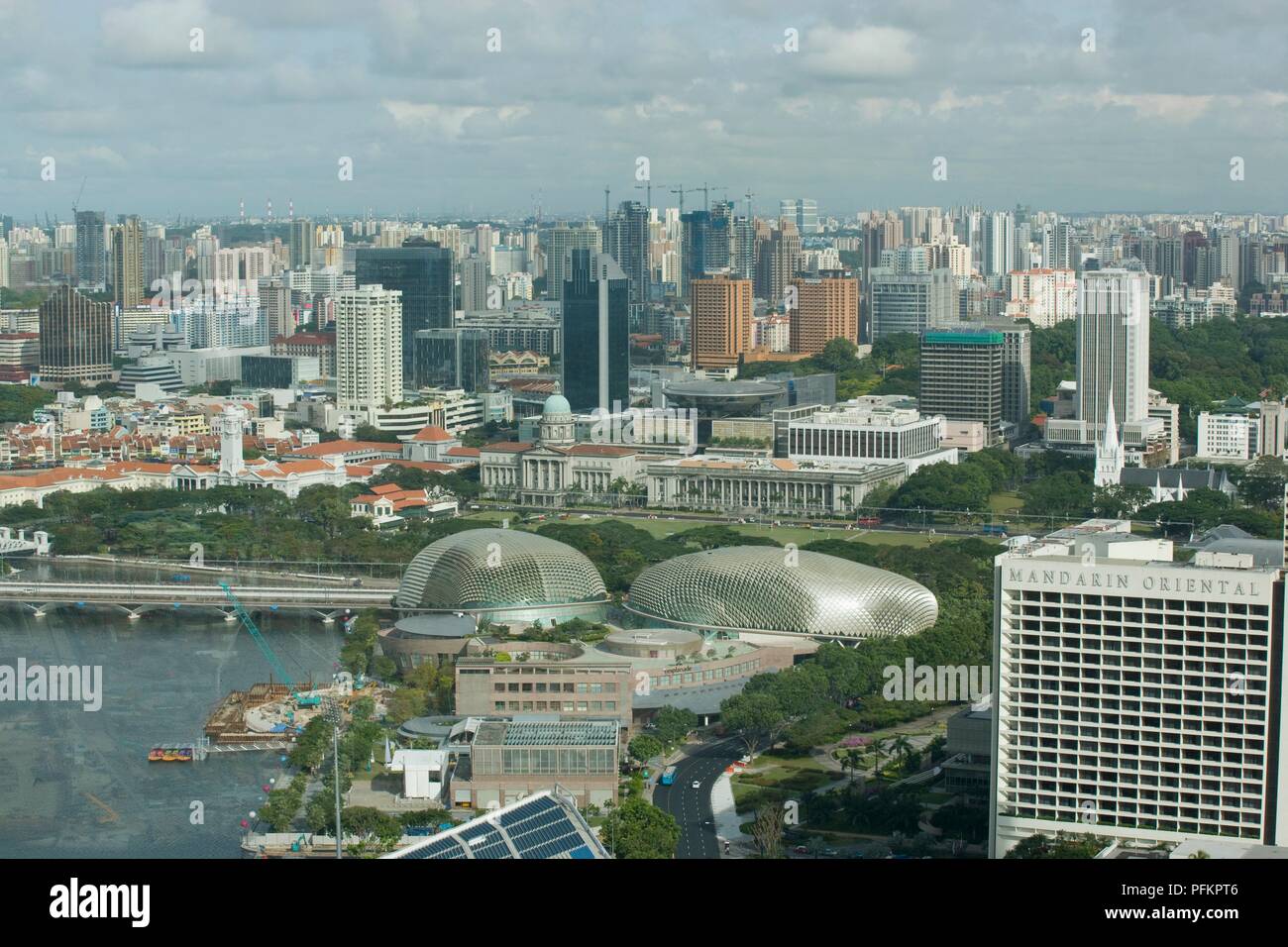Singapore, vista di Esplanade Teatro sulla Baia di Marina di Padang e la Corte suprema e il Municipio visto da Singapore Flyer Foto Stock