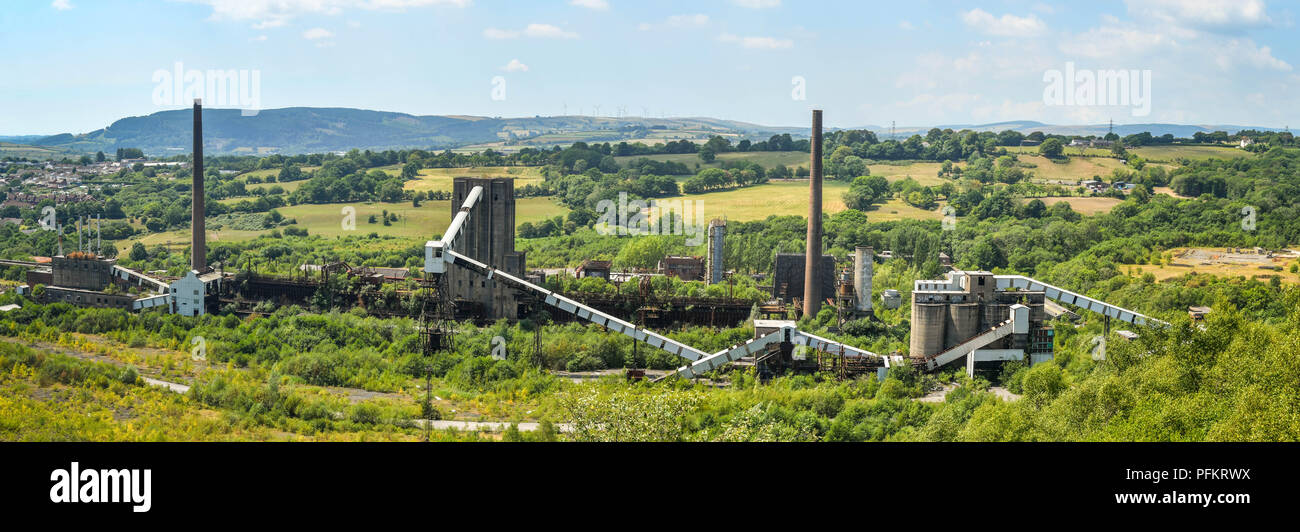 Vista panoramica del sito dell'ex Cwm colliery e forni a coke in Beddau vicino a Pontypridd, Galles. Foto Stock