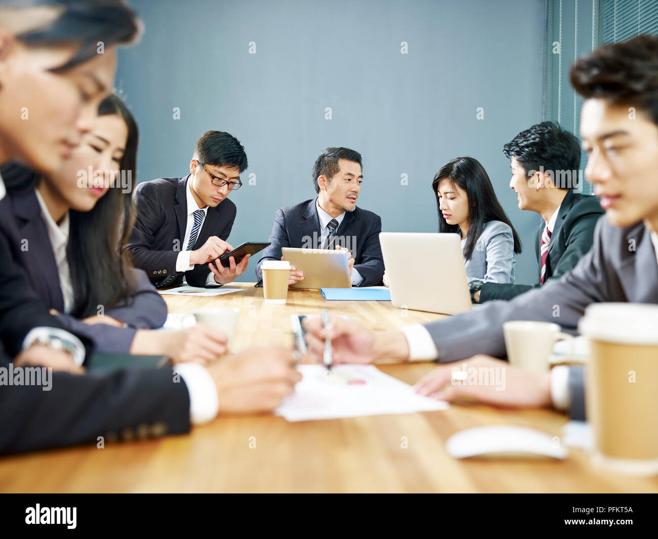 Asian corporate persone discutere di affari in gruppi. Foto Stock