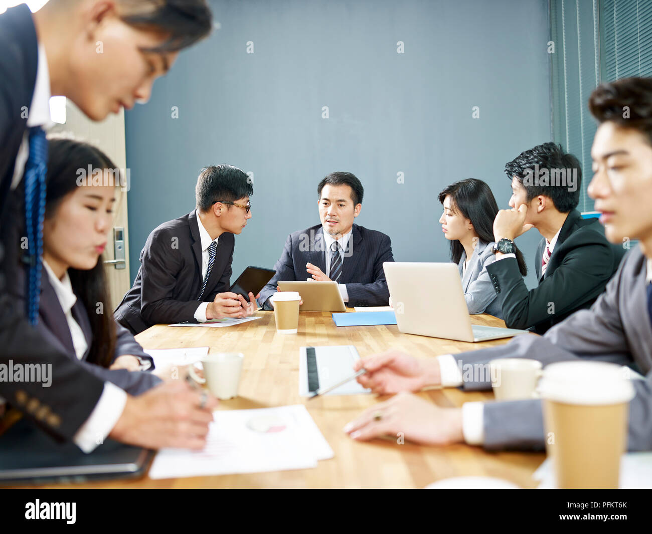 Asian corporate persone discutere di affari in gruppi. Foto Stock