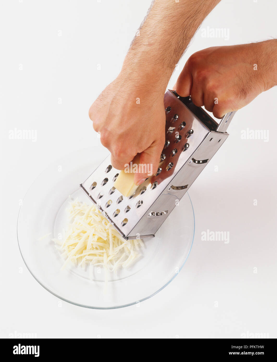 Persona grattugiare il formaggio Foto Stock