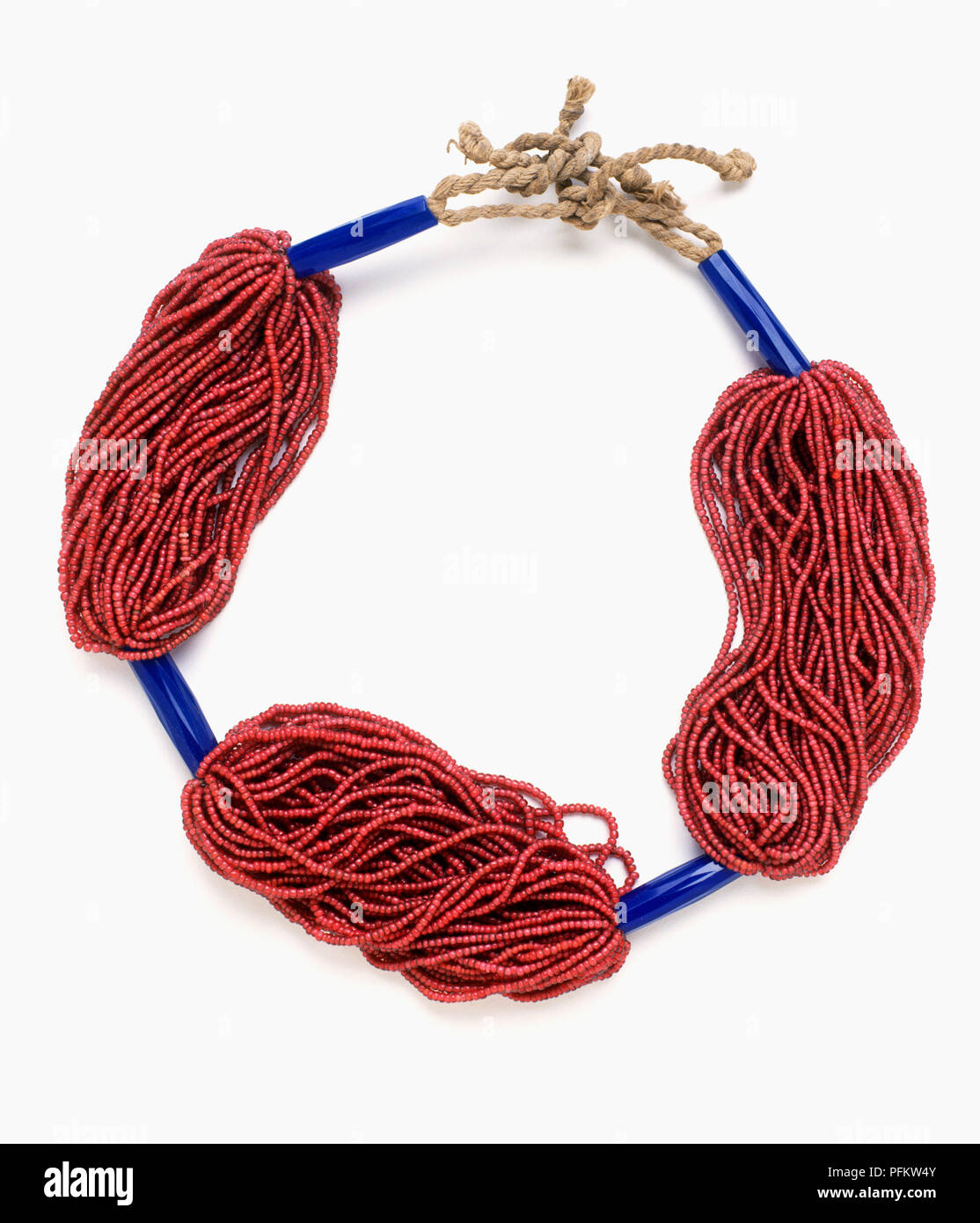 Un rosso e blu collana in vetro da paesi africani Fulani tribù Foto Stock