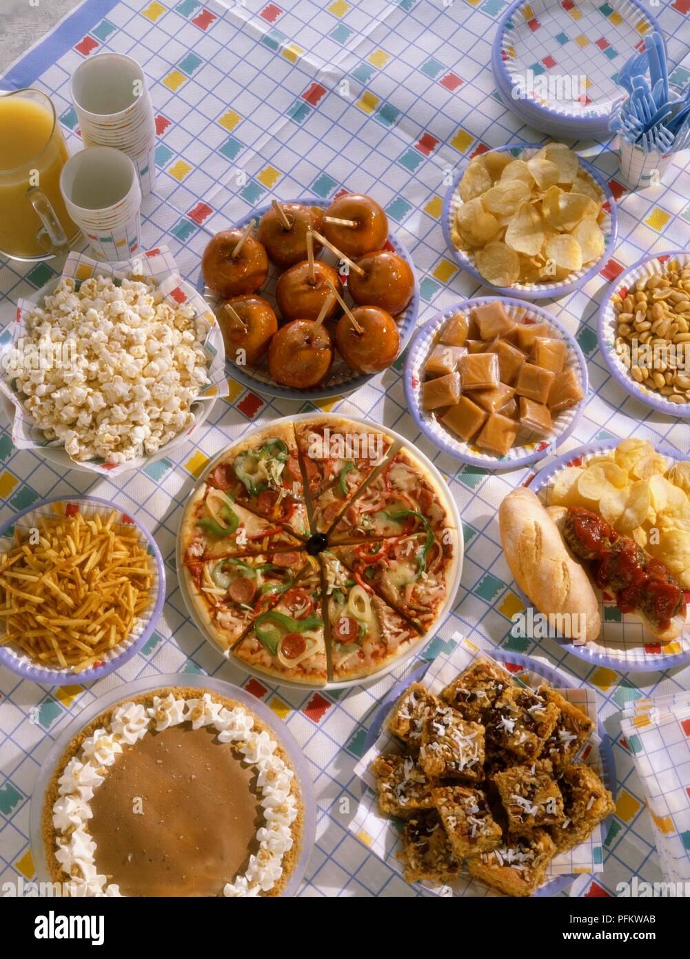 Selezione di piatti per le feste i piatti su una tabella, comprese