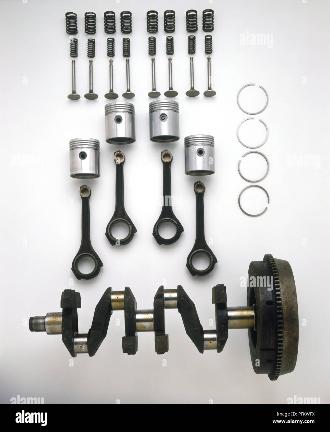 Auto motore parti, compresi valvole, pistoni, bielle e albero a gomiti Foto Stock