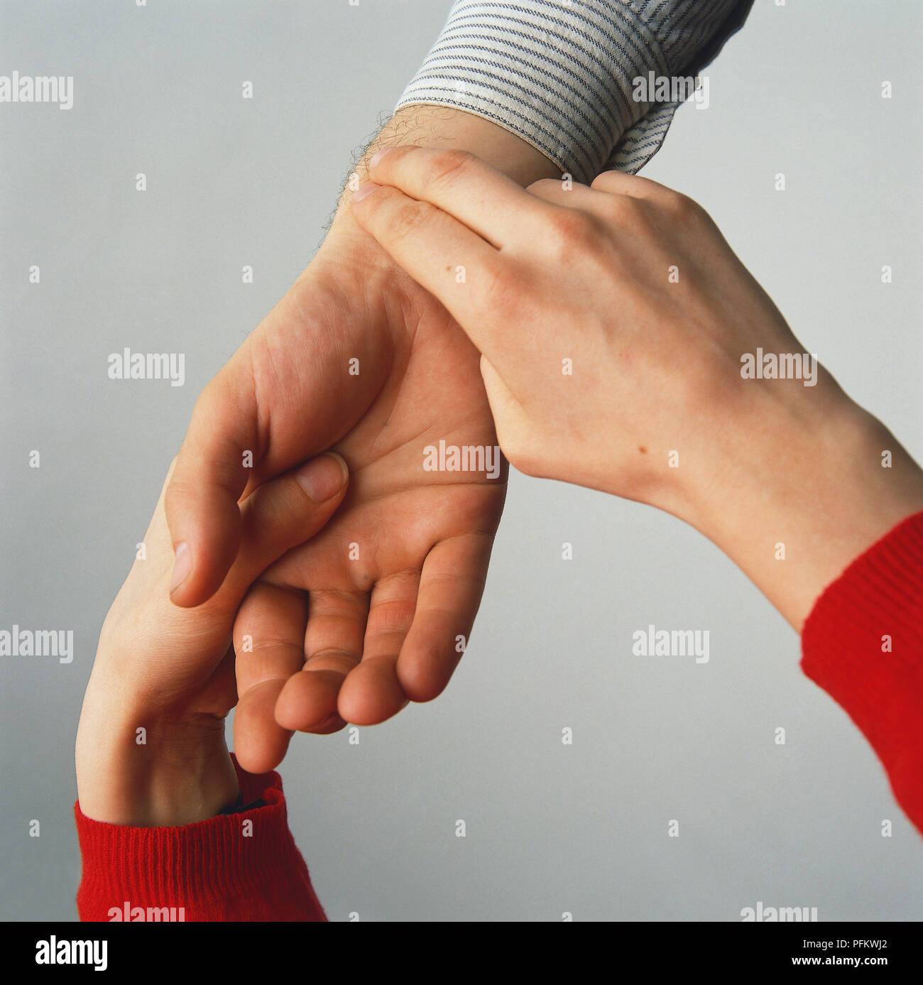 Dita sul polso mans misurando il polso Foto Stock