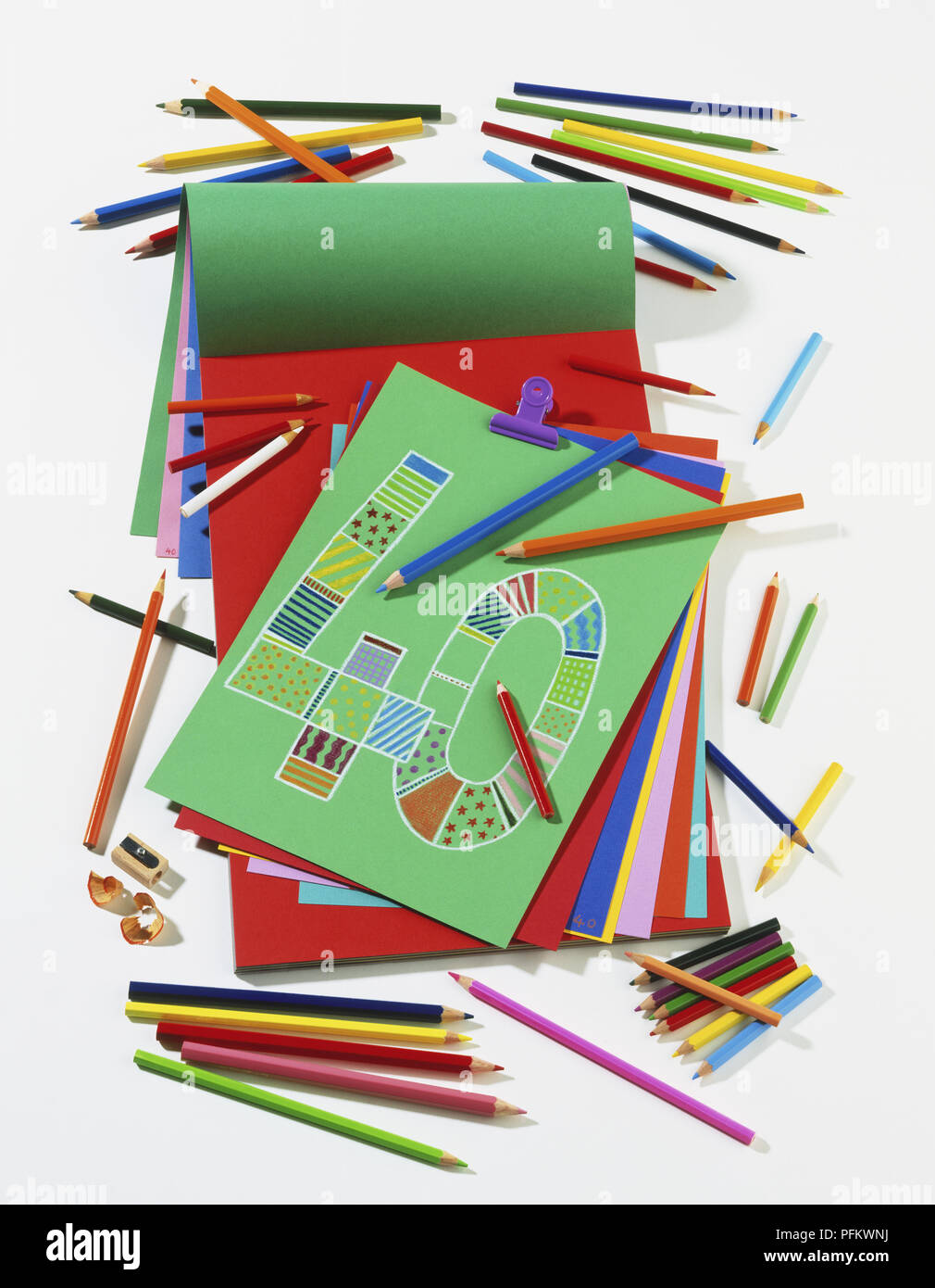 Raccolta di matite colorate e fogli di carta, quello superiore con il numero quaranta disegnate su di esso Foto Stock