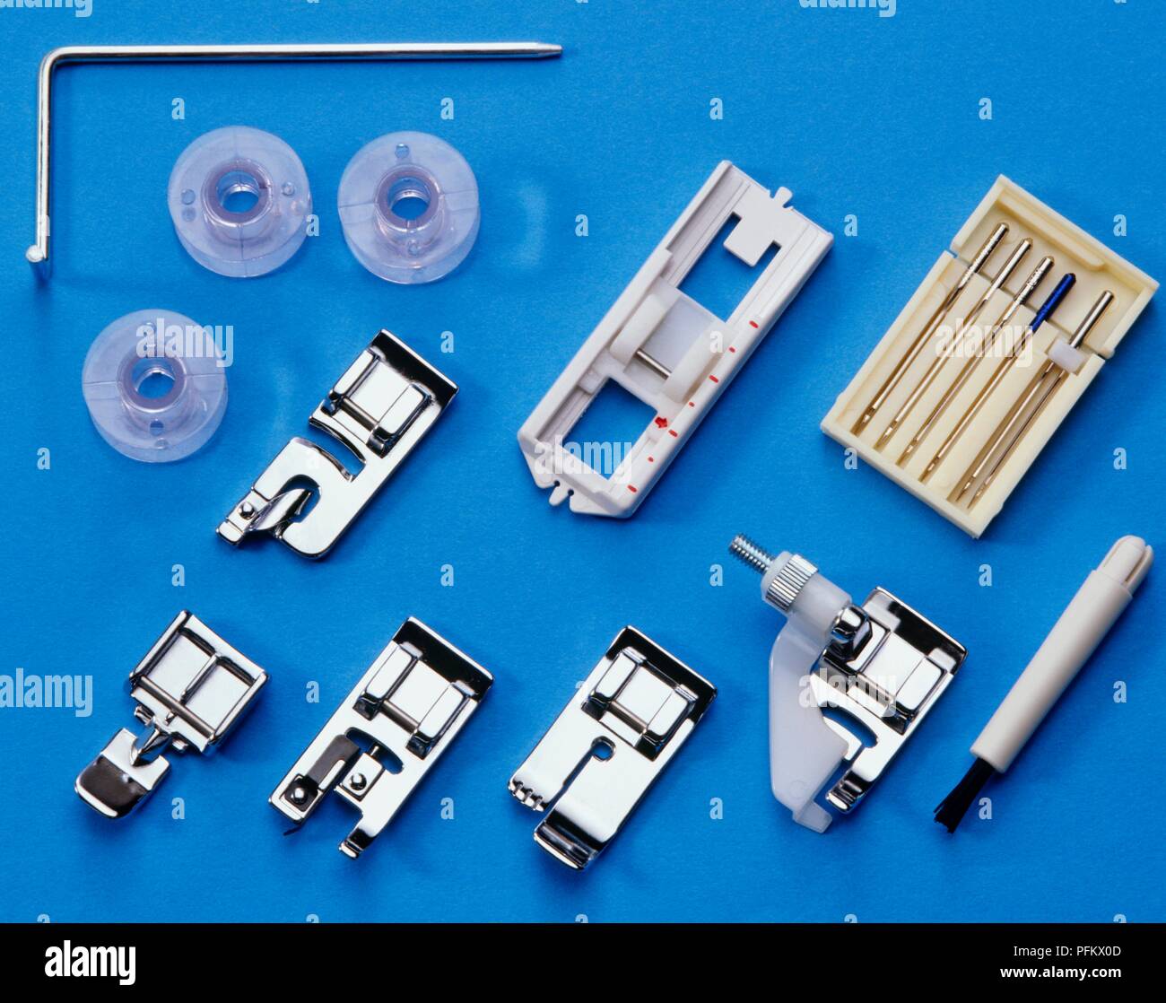 Macchina per cucire parti, compresi gli aghi, piede ad asola, roll-piede di orlatura, fuselli, guida di trapuntatura bar, spazzola di pulizia con bobina estrattore, blind-piede di orlatura, dritto-stitch piedi, a zig-zag di cucitura a piedi, zipper piede Foto Stock