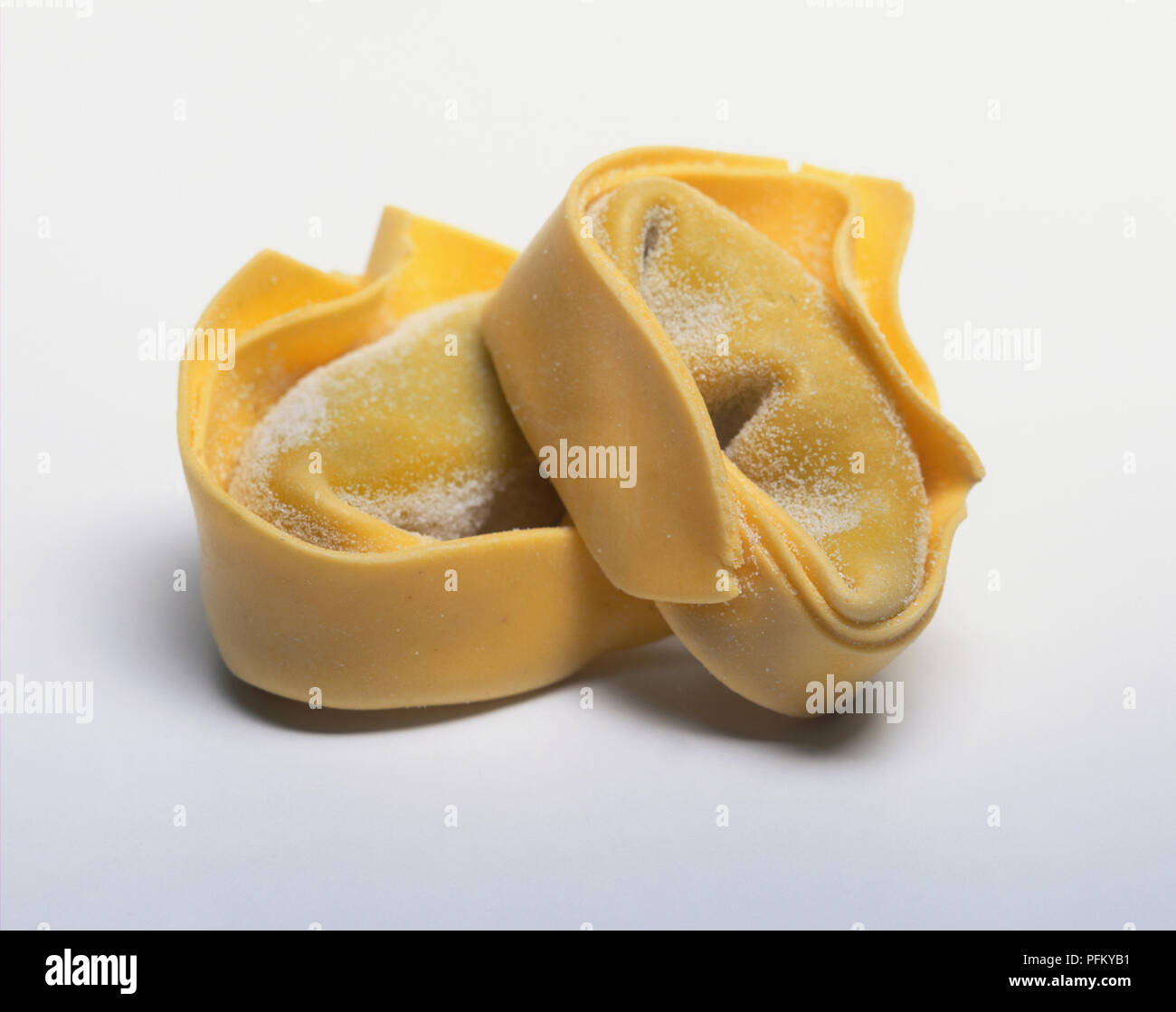 Due tortellini freschi, close-up Foto stock - Alamy