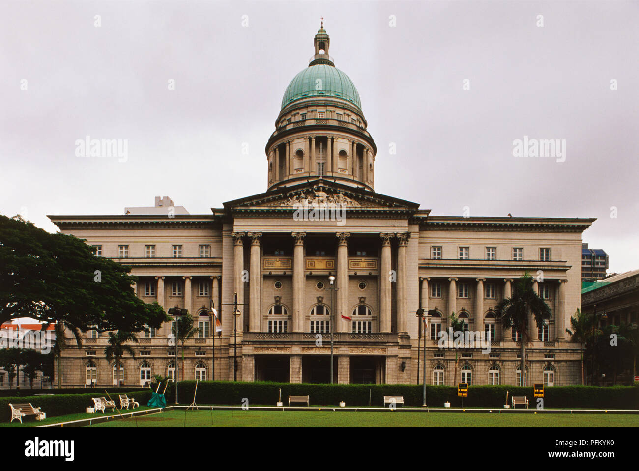 Singapore, nucleo coloniale, facciata della Corte Suprema, l'ultimo edificio classico può essere eretta in Singapore, grand ingresso a portico, cupola verde, ordinato prato in primo piano. Foto Stock