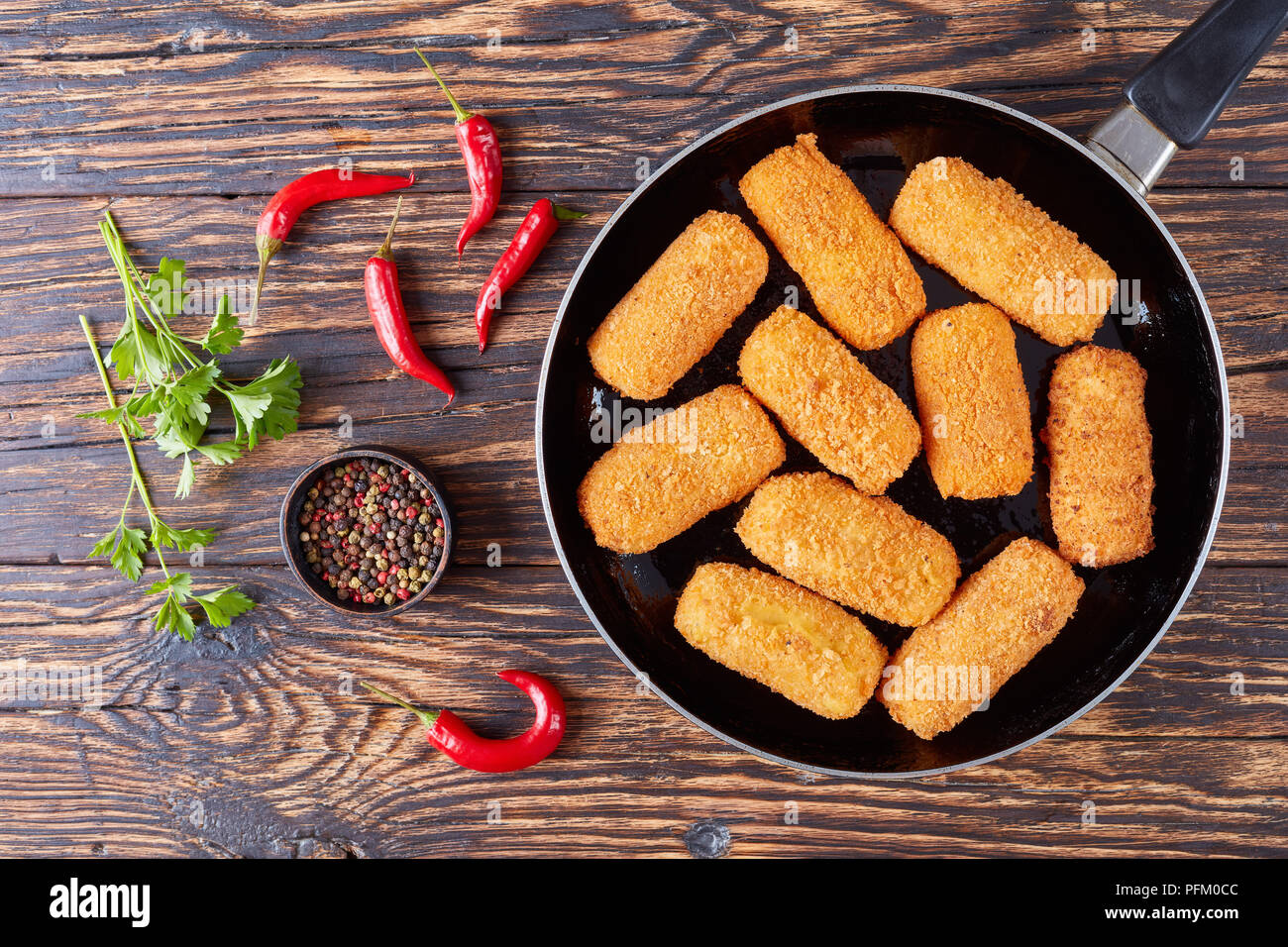 Deliziosa spagnolo crocchette di patate, croquetas su una padella su una tavola in legno rustico, vista da sopra Foto Stock