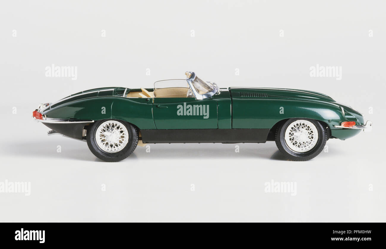 Verde giocattolo auto sportiva, vista laterale. Foto Stock