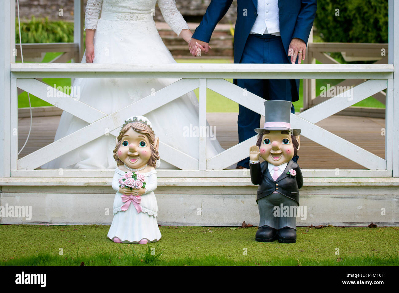 Sposa e lo Sposo wedding gnomi Foto stock - Alamy