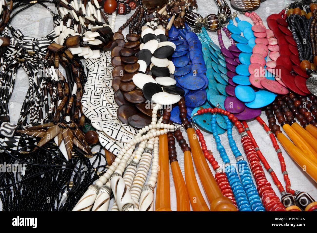 Sud Africa, Città del Capo e Greenmarket Square, gioielli etnici per la vendita al mercato Foto Stock