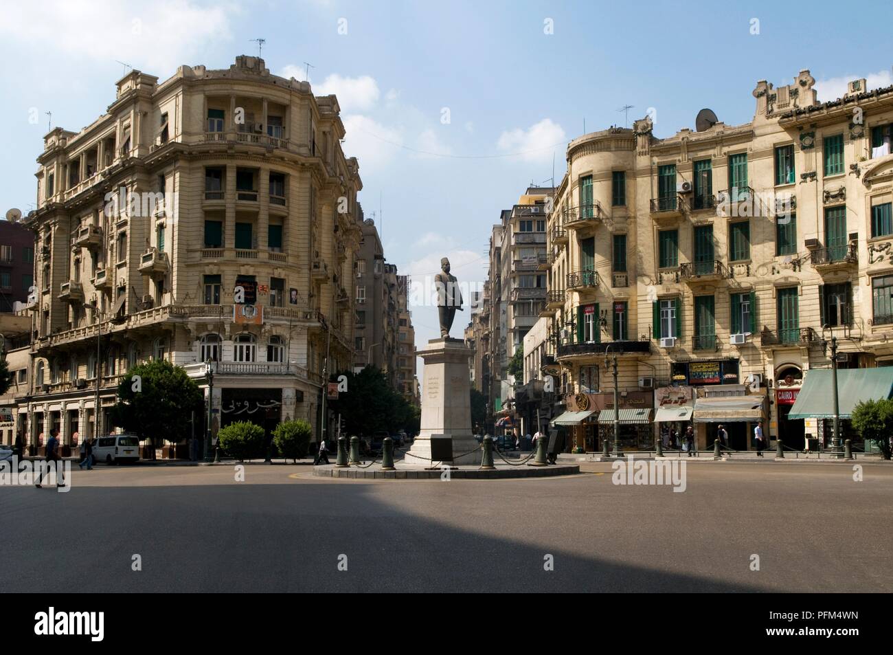 L'Egitto, al Cairo, Downtown, Midan Talaat Harb, piazza circondata da case costruite nel XIX secolo, mattina Foto Stock