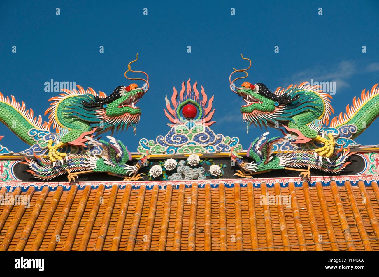 Thailandia, Surat Thani Provincia, Surat Thani, il tempio Cinese tetto Foto Stock