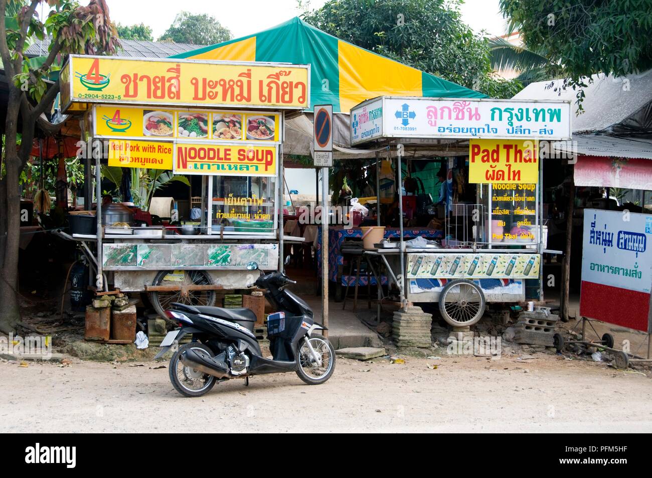 Thailandia, Ko Samui, Bophut, noodle e pad thai si spegne Foto Stock