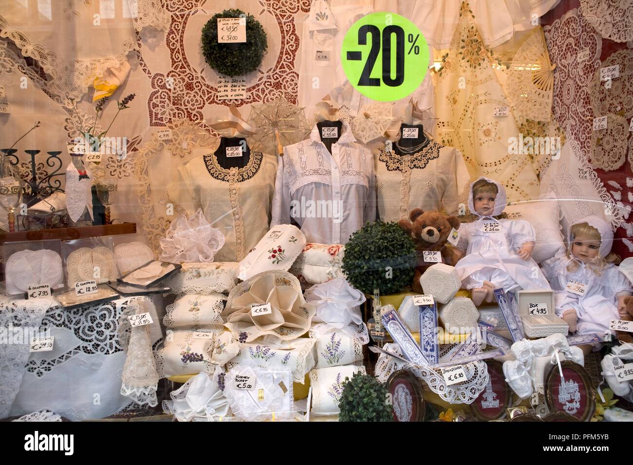 Belgio, Brugge, della lavorazione di pizzi e merletti prodotti esposti in vetrina Foto Stock