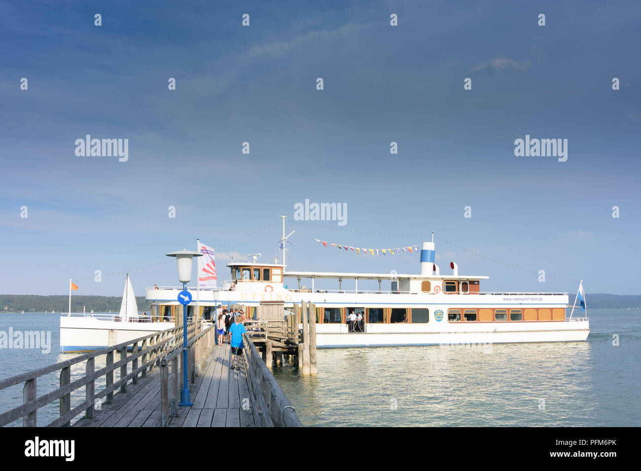 Utting am Ammersee: Lago Ammersee, nave passeggeri "Utting', in barca a vela, jetty, persone, Alta Baviera, Baviera, Baviera, Baviera, Germania Foto Stock