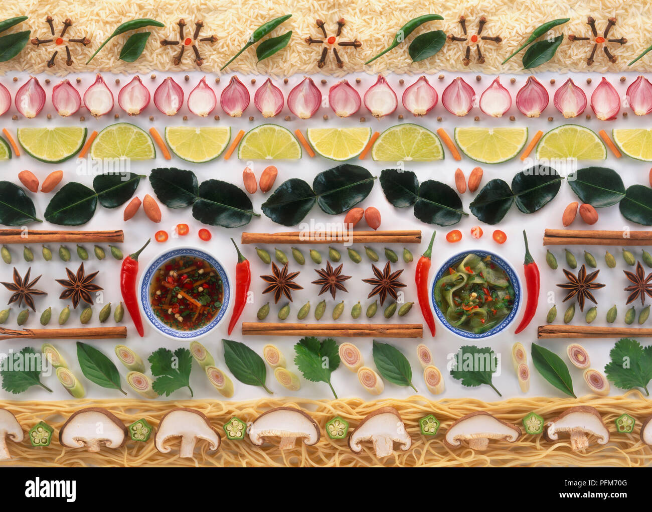 Linee di ingredienti utilizzati in cucina asiatica, incluso il riso, verdure, frutta, erbe e spezie Foto Stock