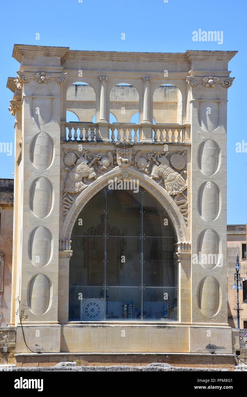 L'Italia, Lecce, il sedile, un imponente del XVI secolo Palazzo cubico con un arco ogivale e una raffinata loggia situato in place san Oronzo Foto Stock