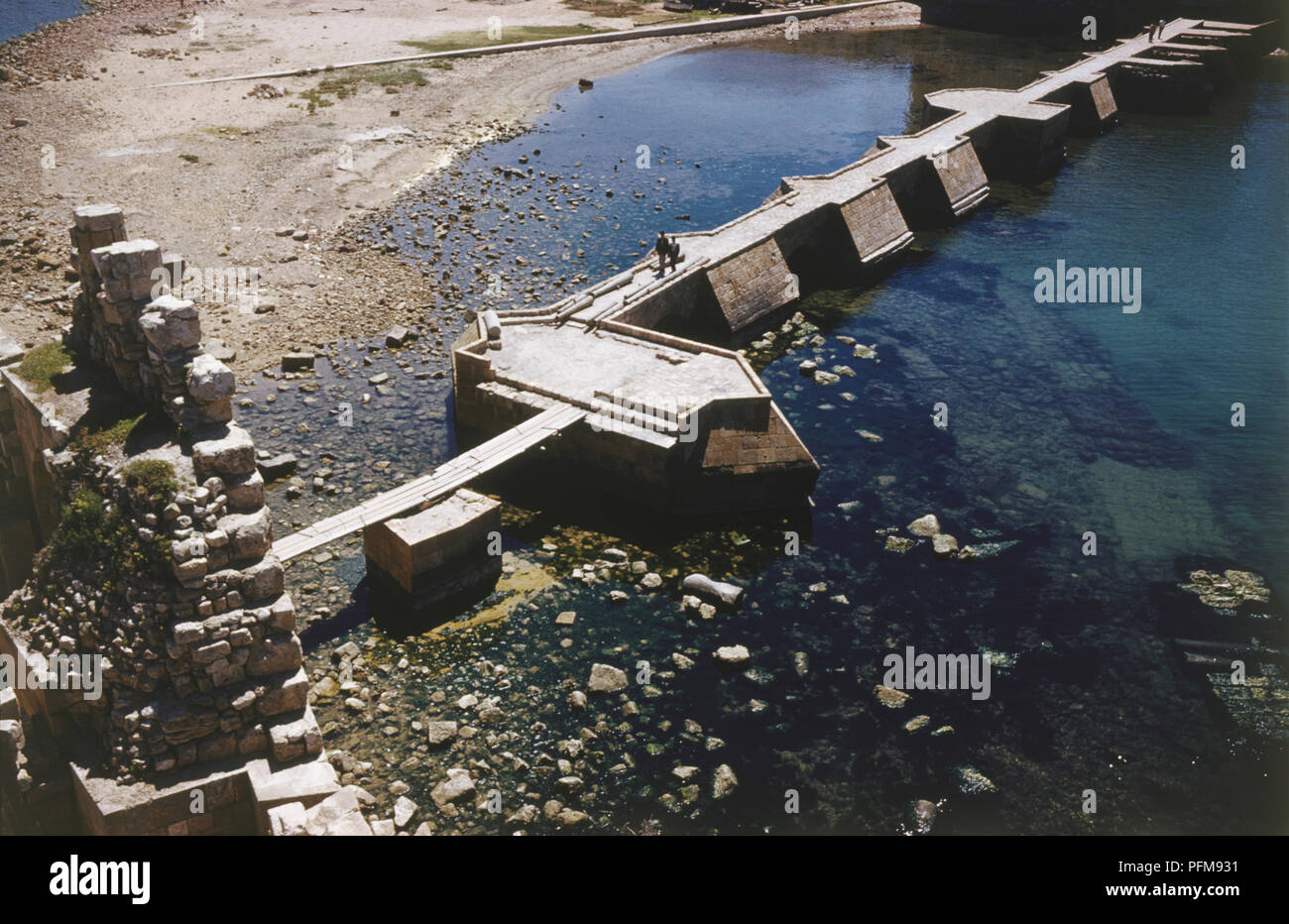 Il Libano, veduta aerea della strada rialzata che collega il XIII secolo Crusader Castello del mare a Sidone alla terraferma. Foto Stock