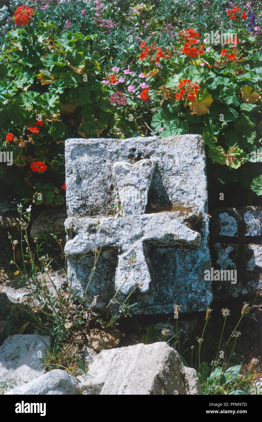 Il Libano, pneumatico, bizantina Croce alla necropoli, scavato nel 1962, rosso e fiori di colore rosa dietro. Gli scavi hanno rivelato molti ornato di pietre e marmi sarcofagi di età romana e bizantina. Foto Stock