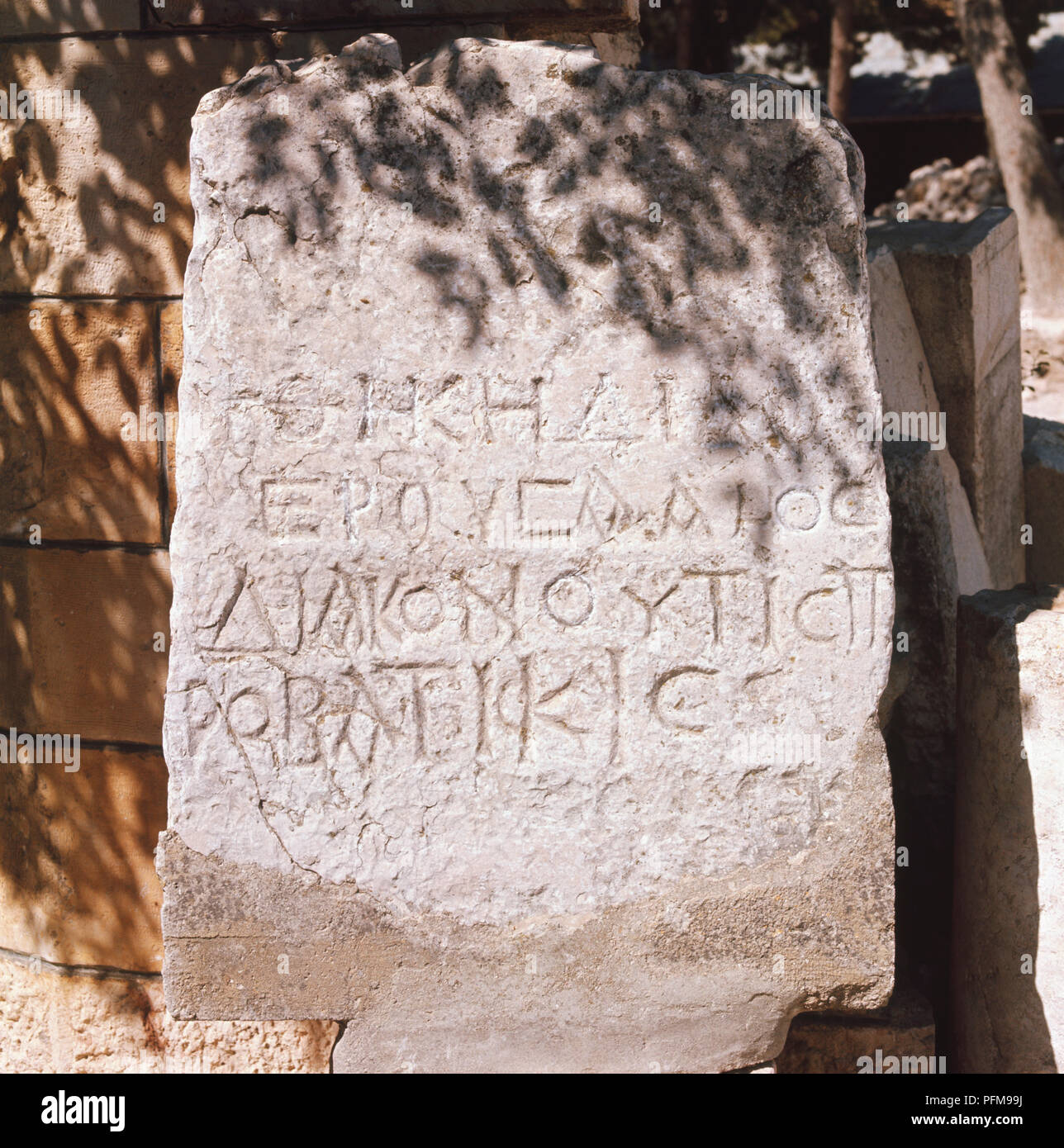 Iscrizione greca su una lapide presso la piscina di Bethesda tra le rovine ai piedi di Santa Anna chiesa cattolica, si trova appena all'interno del cancello variamente chiamato Lions', di Santo Stefano e St Mary's, nella Città Vecchia di Gerusalemme. Foto Stock