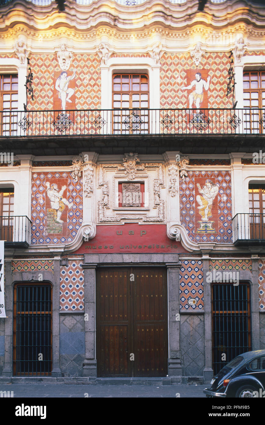 Messico, Puebla, Casa de los Muaecos, decorativi tardo XVIII secolo facciata adornata con piastrelle smaltate. Foto Stock