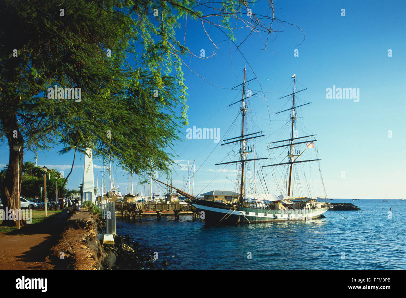 Questa piazza-truccate nave è un meticolosamente creati replica del XIX secolo brig, ormeggiata al porto di Lahaina. Foto Stock