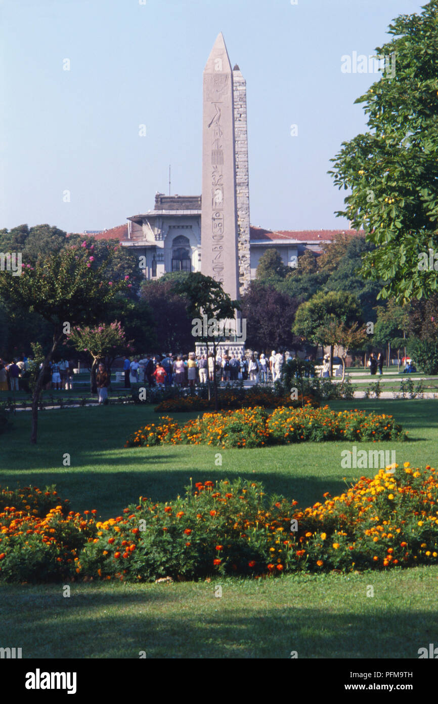 Asia, la Turchia, Istanbul, Ippodromo egiziano obelisco alto decorato con geroglifici, costruito nel 1500 BC, in piedi accanto a Colonna Serpentina, ritiene che data dal 479 a.c., giardini immacolati in primo piano. Foto Stock