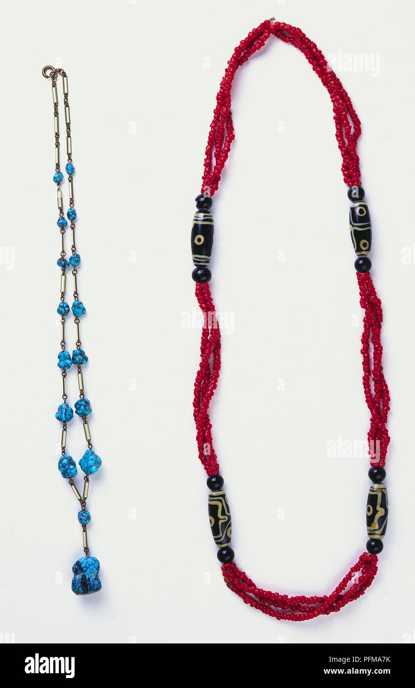 Collana Africano realizzato da perle decorative e centinaia di coralli ruvida. Foto Stock