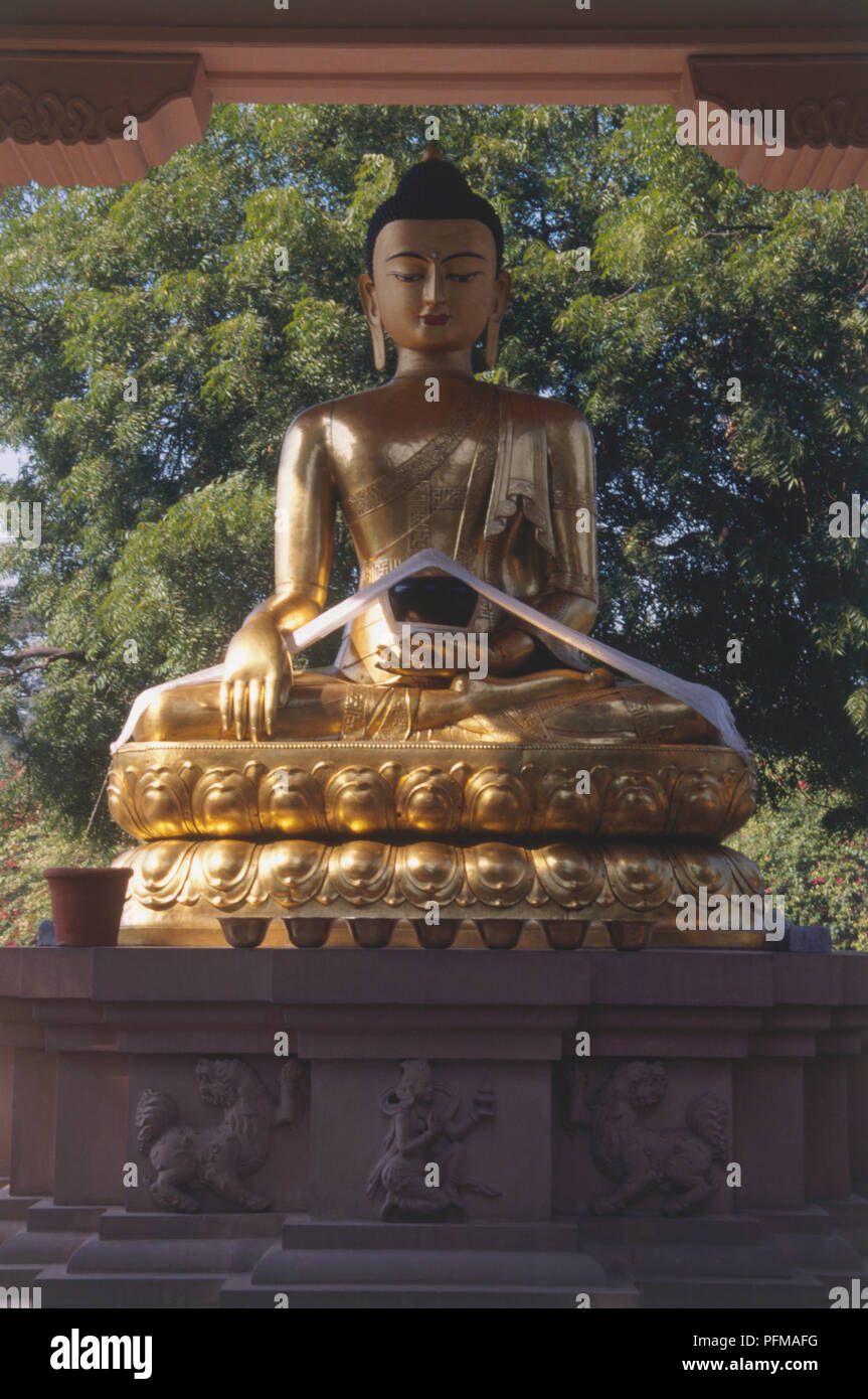 Un Dorato statua del Buddha, in un parco di Delhi, India. Foto Stock