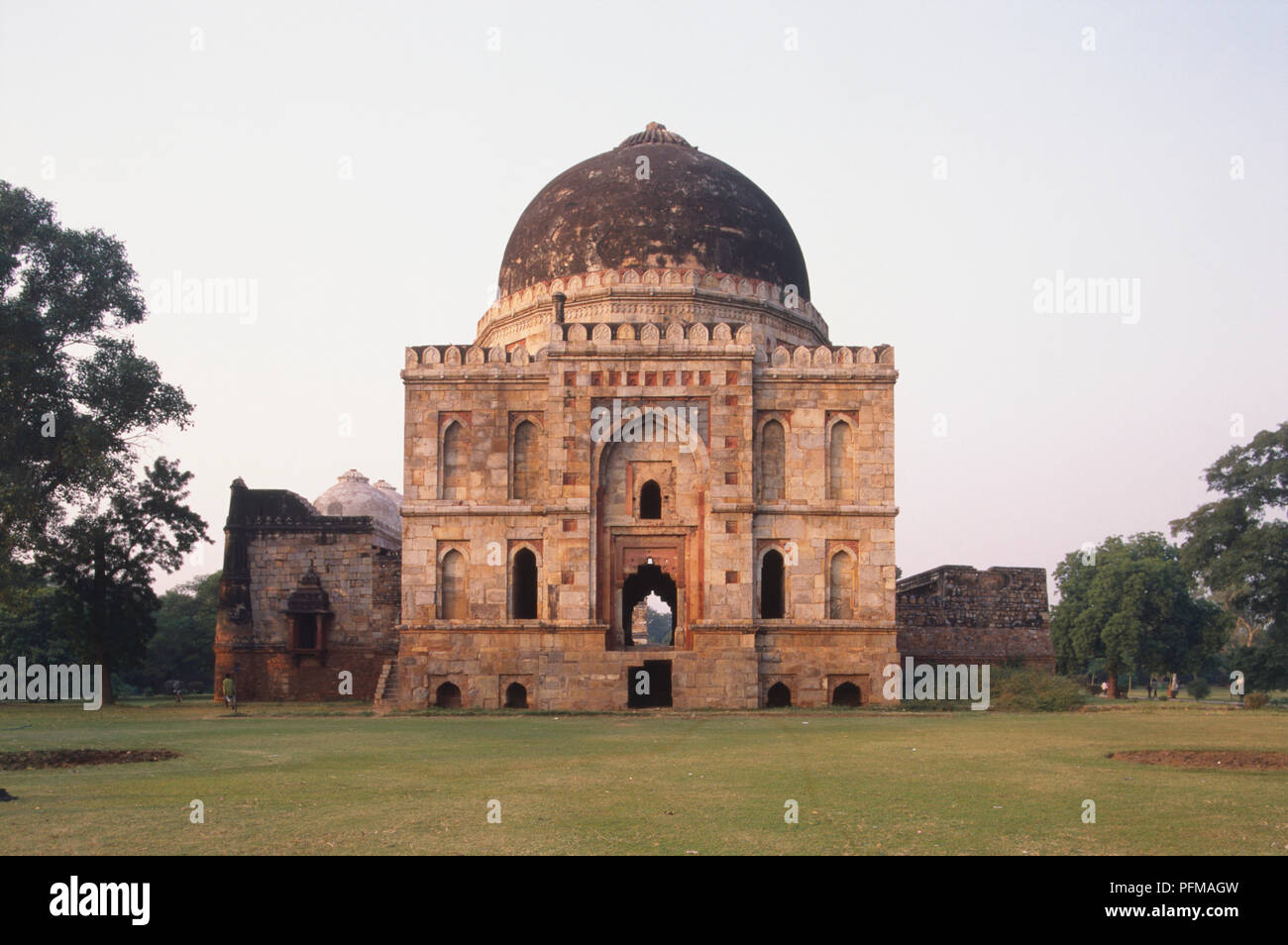 India, Nuova Delhi, la Bara Gumbad di una quattrocentesca tomba di Lodi, grande cupola centrale. Foto Stock