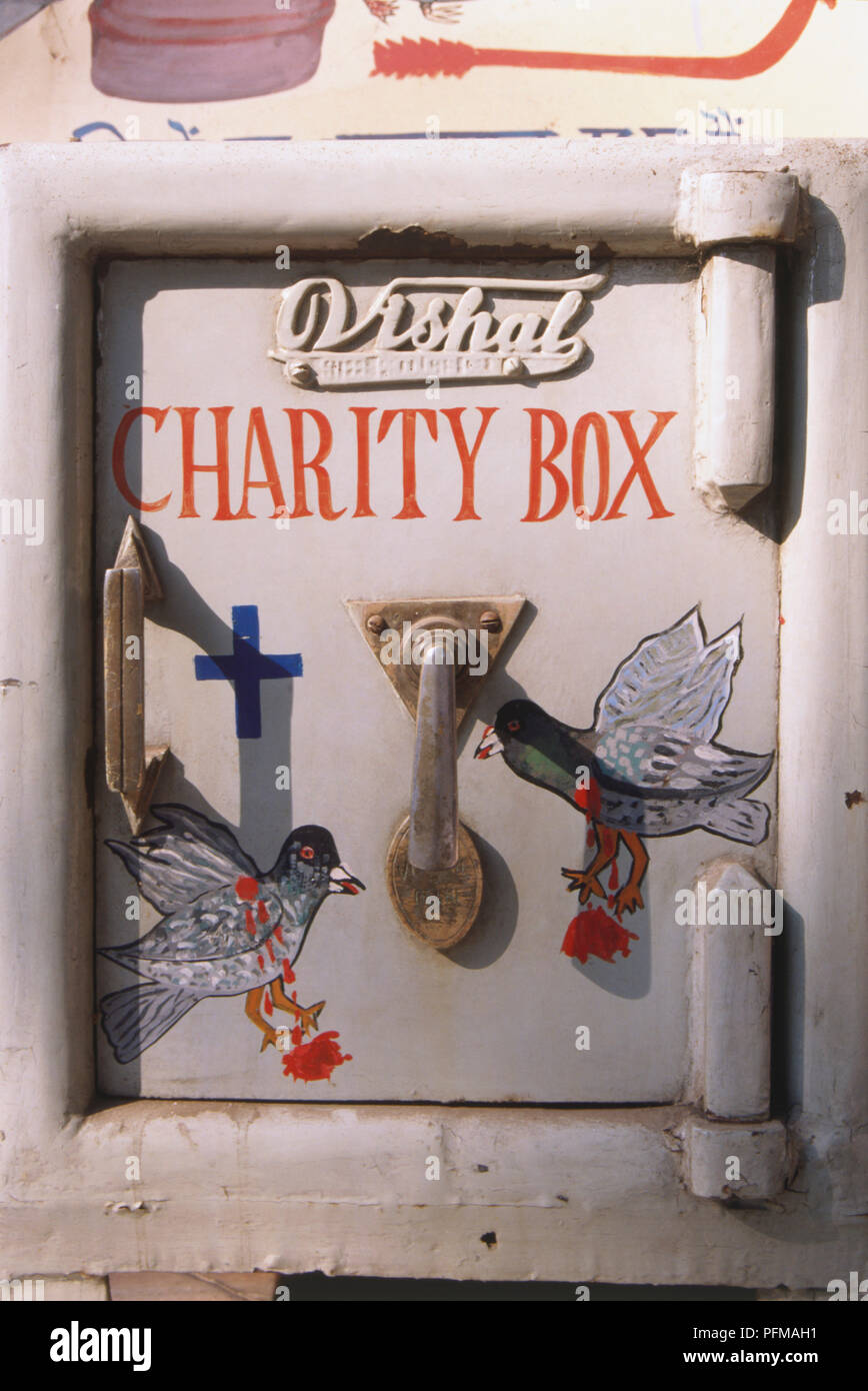 India, Delhi, Chandni Chowk, charity box presso l Ospedale di uccelli, casella bianca con illustrazioni di uccelli di sanguinamento. Foto Stock