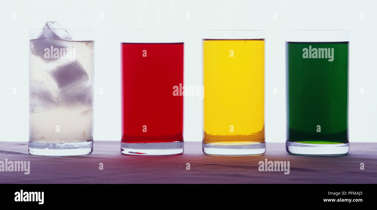 Tipiche bevande Indiane, bicchieri di Nimbu Pani, cancellare limonata fresca con ghiaccio, Rooh Afza color rosso sciroppo a base di erbe, la società Chandan, colorato in giallo sandalo aromatizzati sorbetto, Khus, color verde vetiver sorbetto. Foto Stock